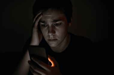 A person trapped by messages on a dating app representing extortion online